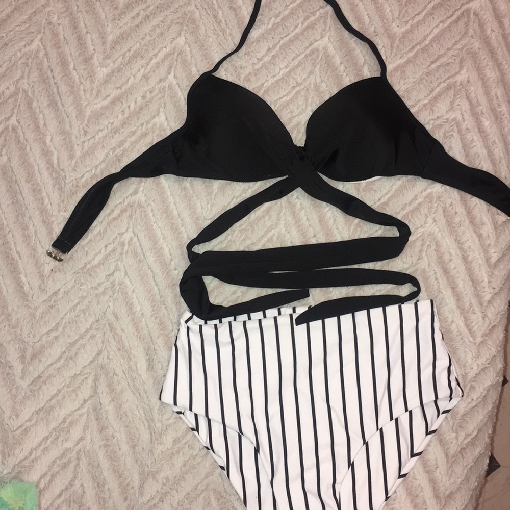 black and white 2 piece bikini set